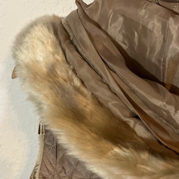 New Daisy Quilted Vest with Faux Fur - Picture 3 of 4